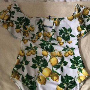 One piece bathing suit 🍋🍋